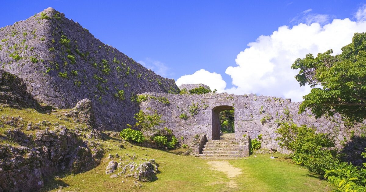 石造りの門と緑に囲まれた沖縄の城跡