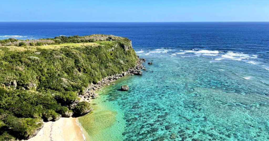 透明な海と断崖が広がる絶景の海岸線