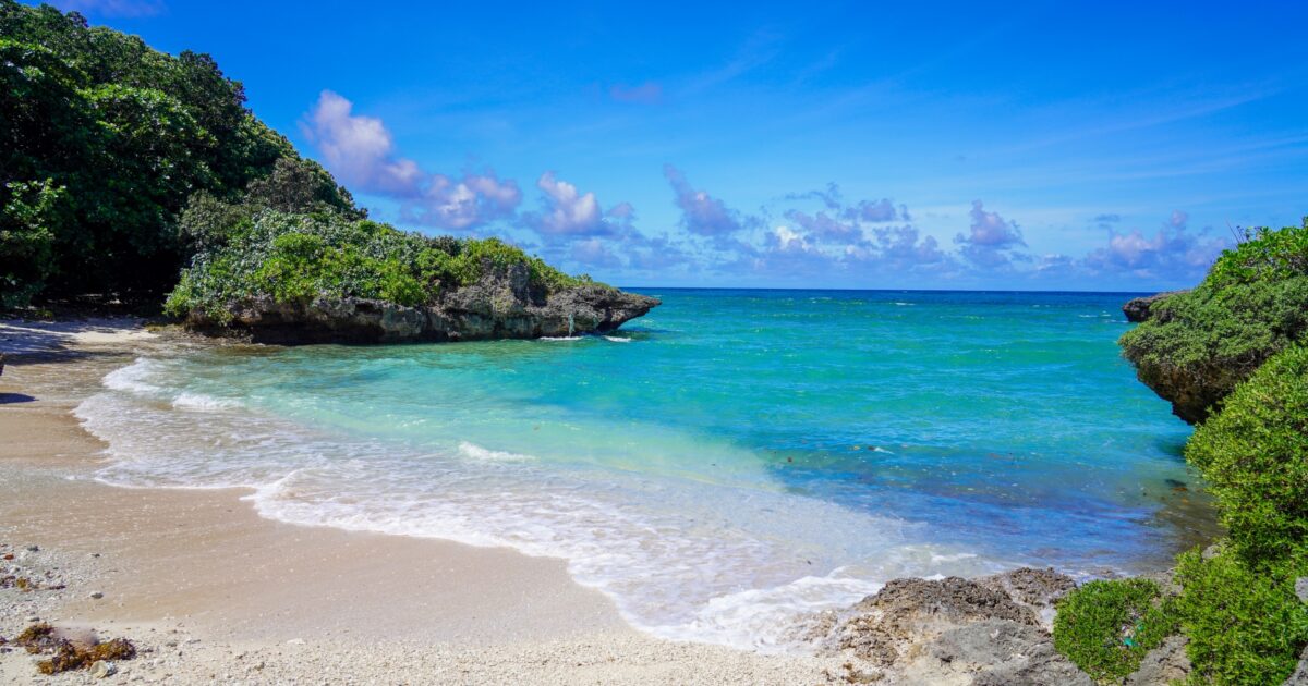 エメラルドグリーンの海が広がる小さな浜辺