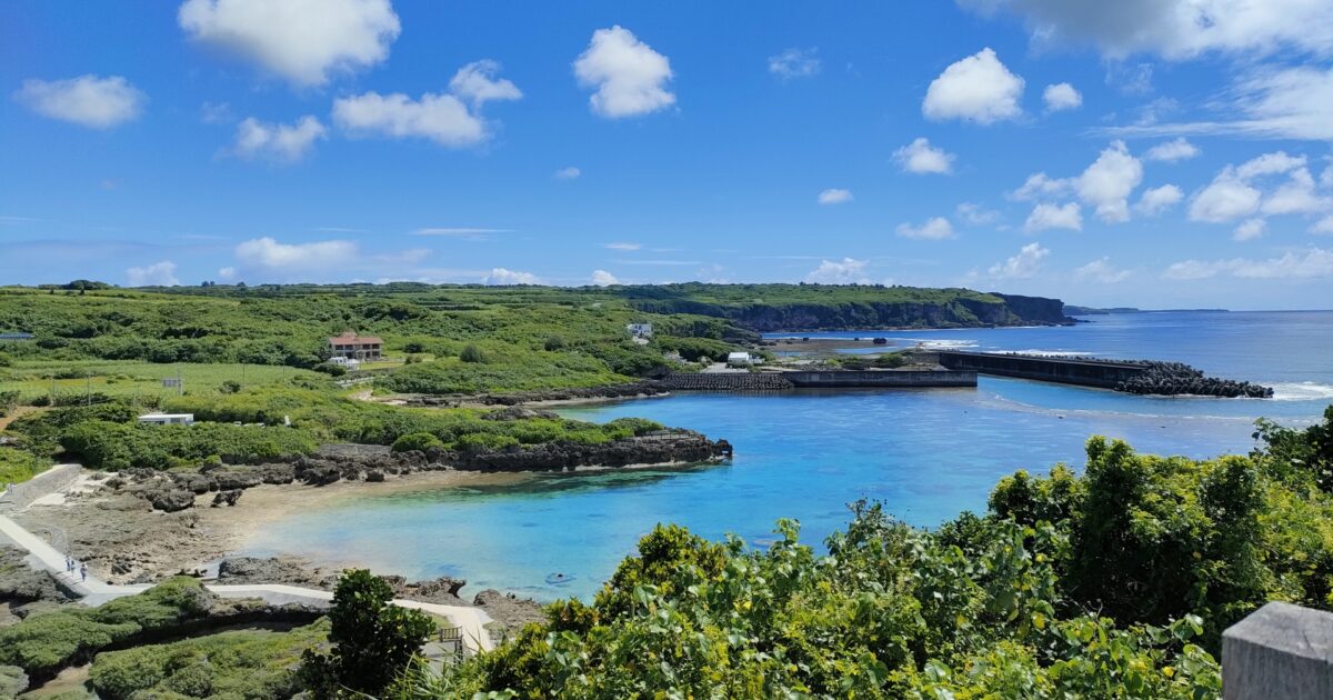 展望台から見下ろす港と青い海の広がる景色