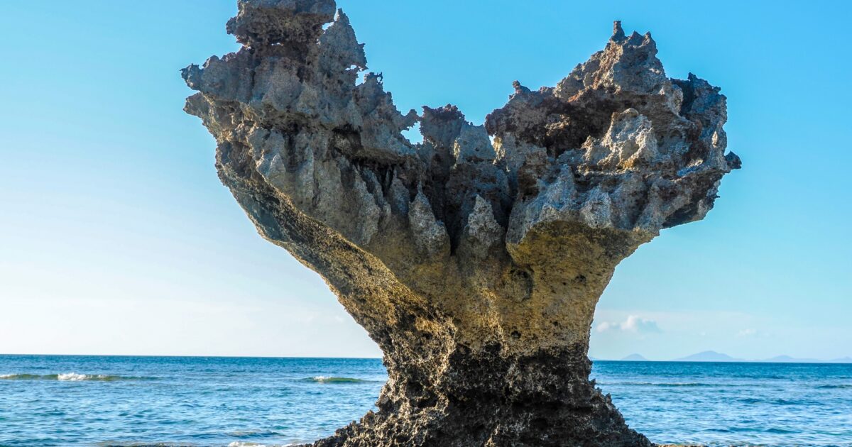 海上にそびえ立つ特徴的な形の奇岩