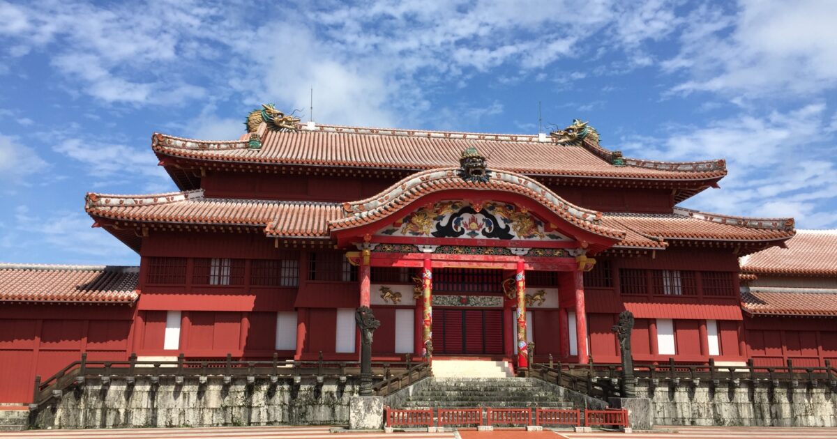 赤い屋根が印象的な沖縄の首里城正殿