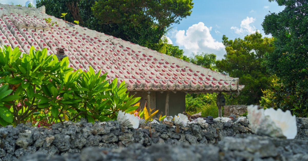 赤瓦と貝殻が飾られた沖縄の伝統家屋