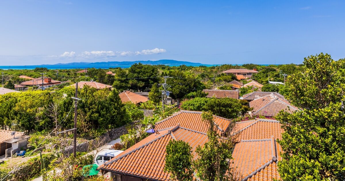 赤瓦屋根と緑豊かな集落の風景