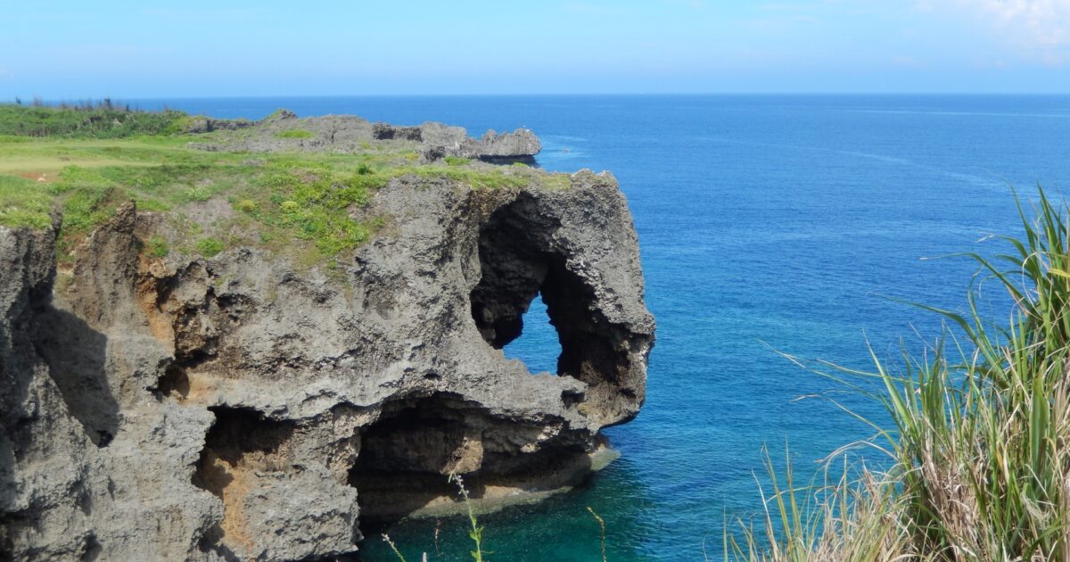 象の鼻のような形をした万座毛の断崖絶壁