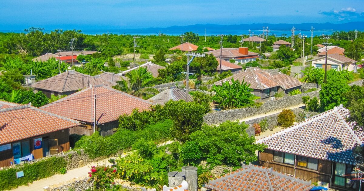 赤瓦屋根と緑豊かな沖縄の集落風景