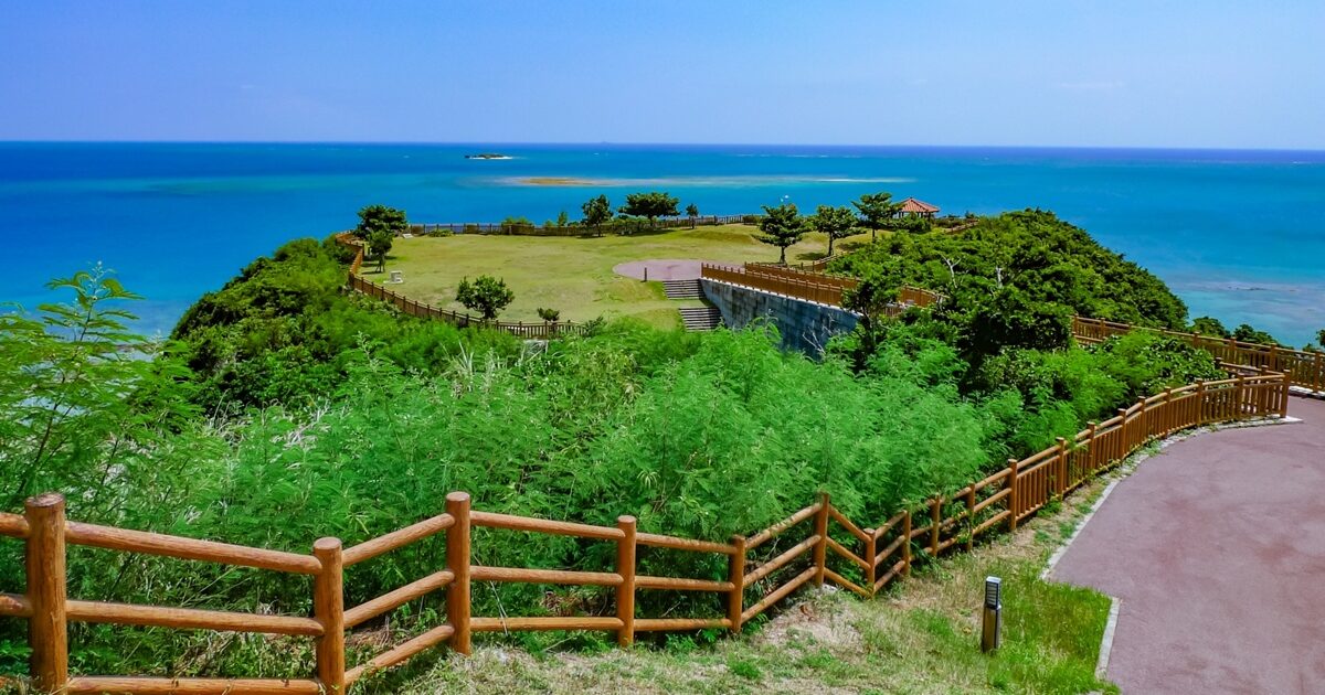 青い海と芝生が広がる岬の展望公園