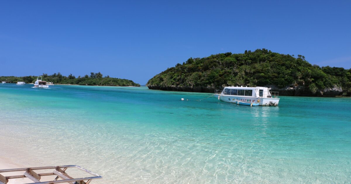 白い砂浜とグラスボートが浮かぶ絶景ビーチ