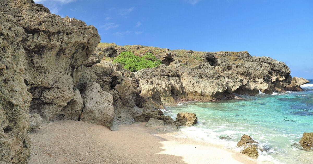 岩場に囲まれた自然豊かな沖縄の海岸