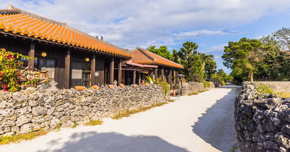 沖縄伝統家屋と石垣に囲まれた道