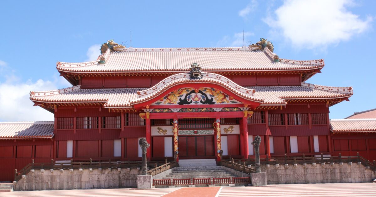 赤い屋根が特徴の沖縄・首里城の正殿