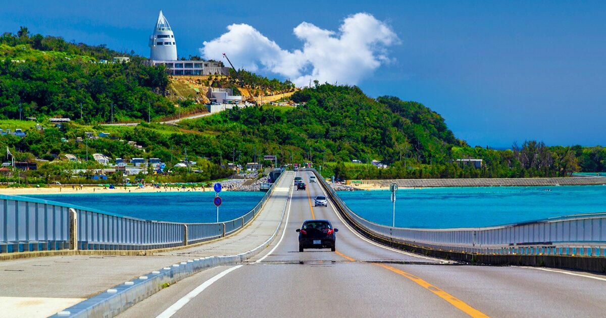 青い海を横切る長い橋と緑豊かな島の風景