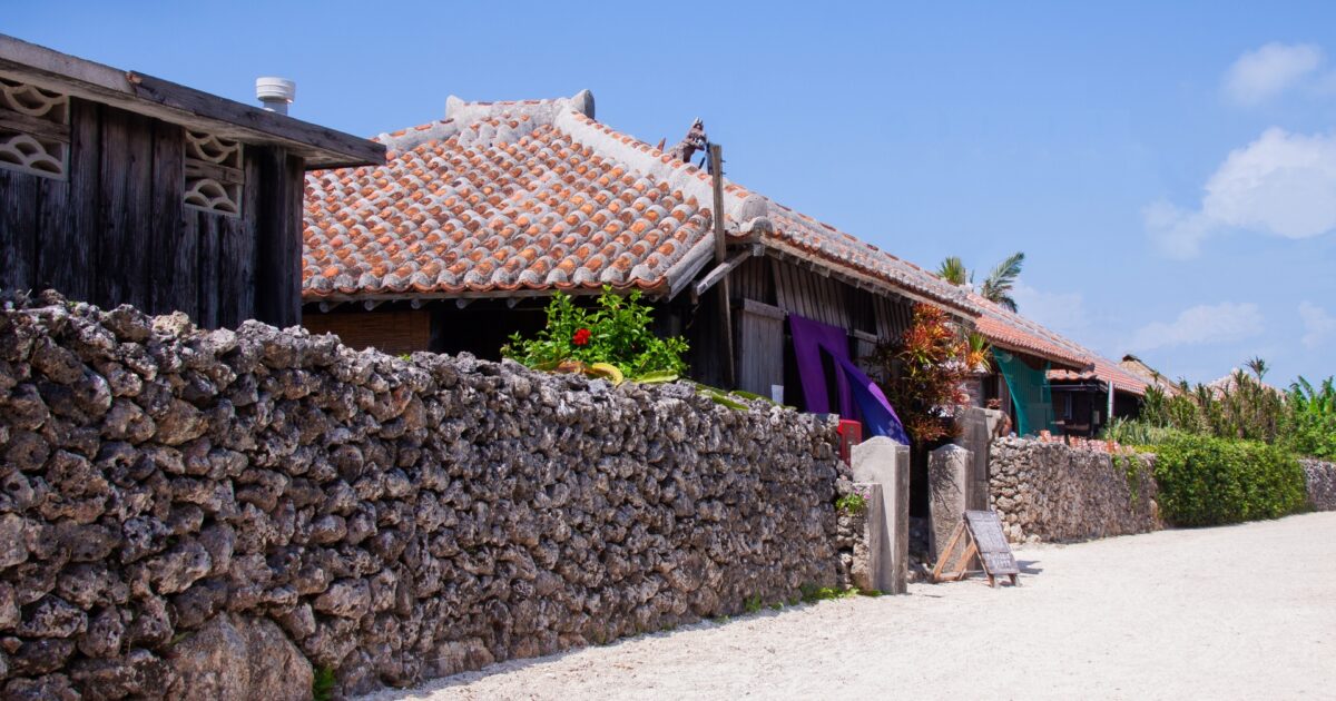 赤瓦屋根と石垣のある沖縄の古民家