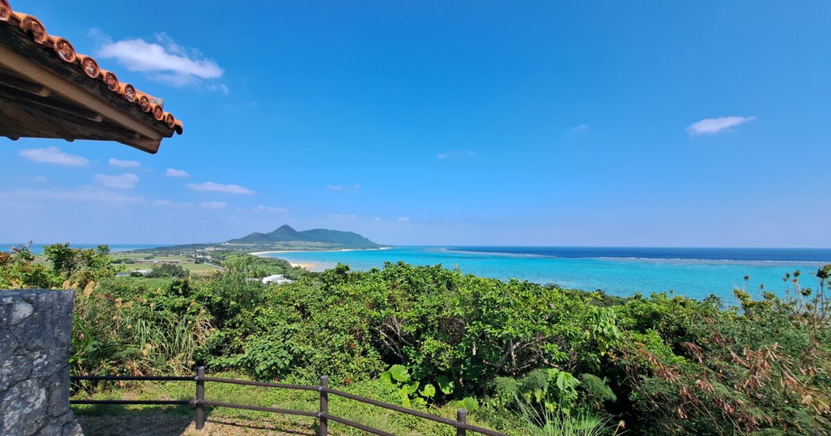 展望台から望む青い海と緑の絶景
