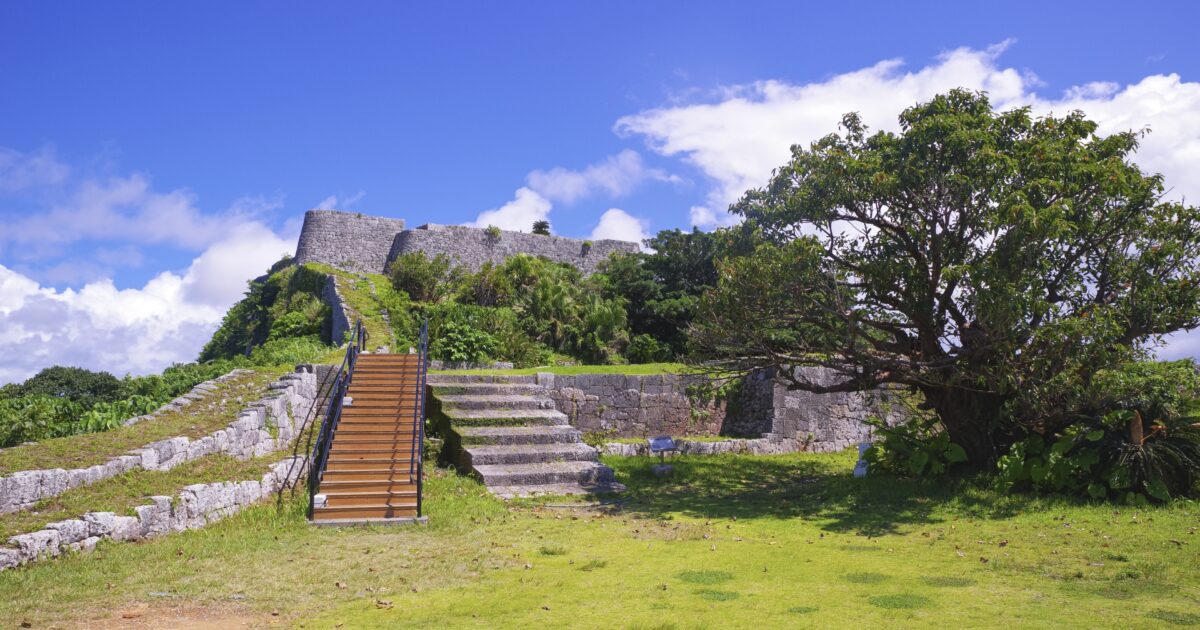 青空と石垣が映える沖縄の城跡と階段