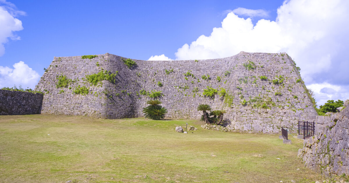 広場に面した沖縄の石垣でできた城壁